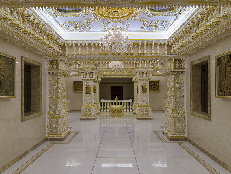 El Abhishek Mandap es una cámara de mármol en el piso inferior del Mandir principal que alberga la imagen sagrada de Shri Nilkanth Varni, la forma adolescente de Bhagwan Swaminarayan.